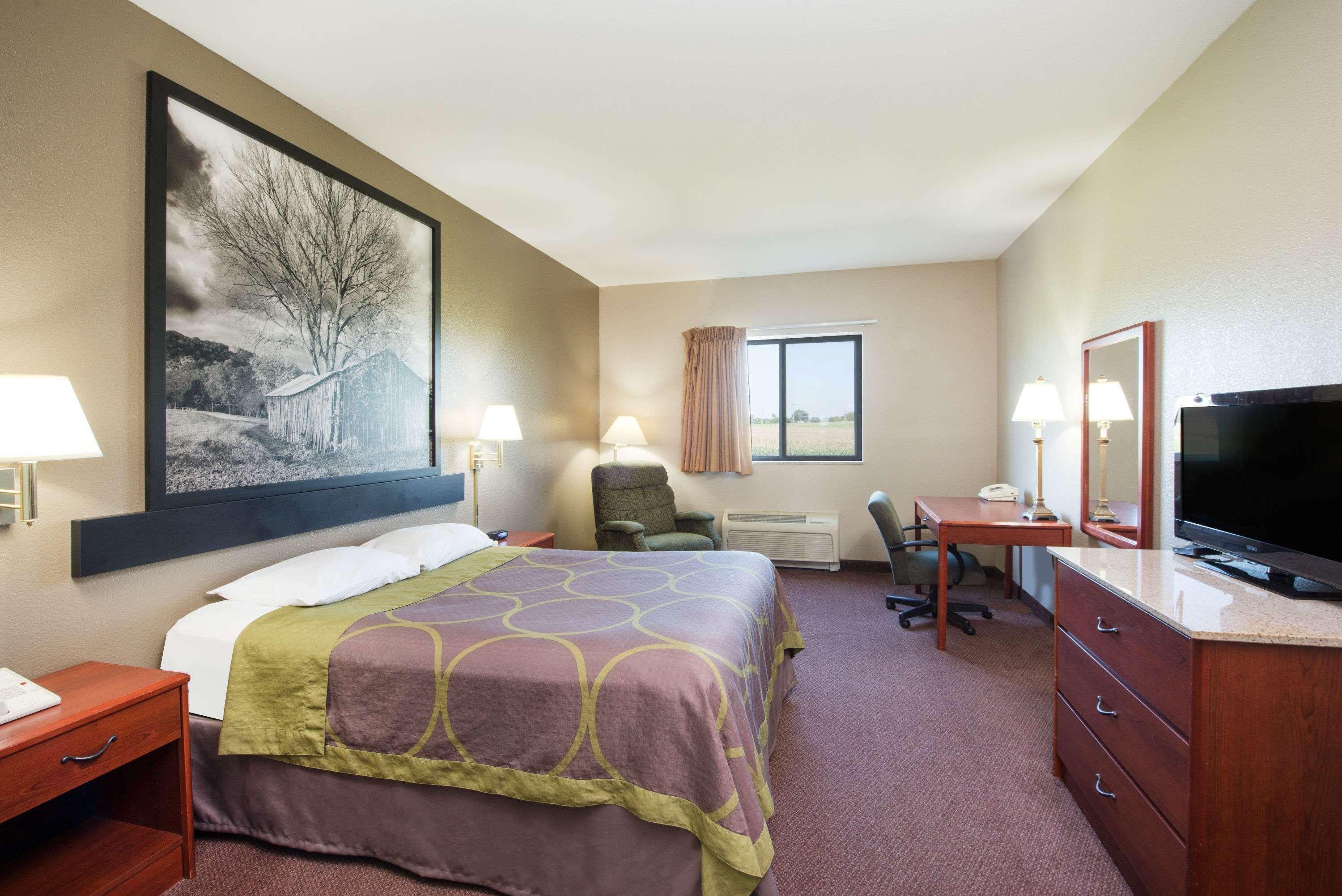 Super 8 By Wyndham Iola Ks Hotel Exterior photo