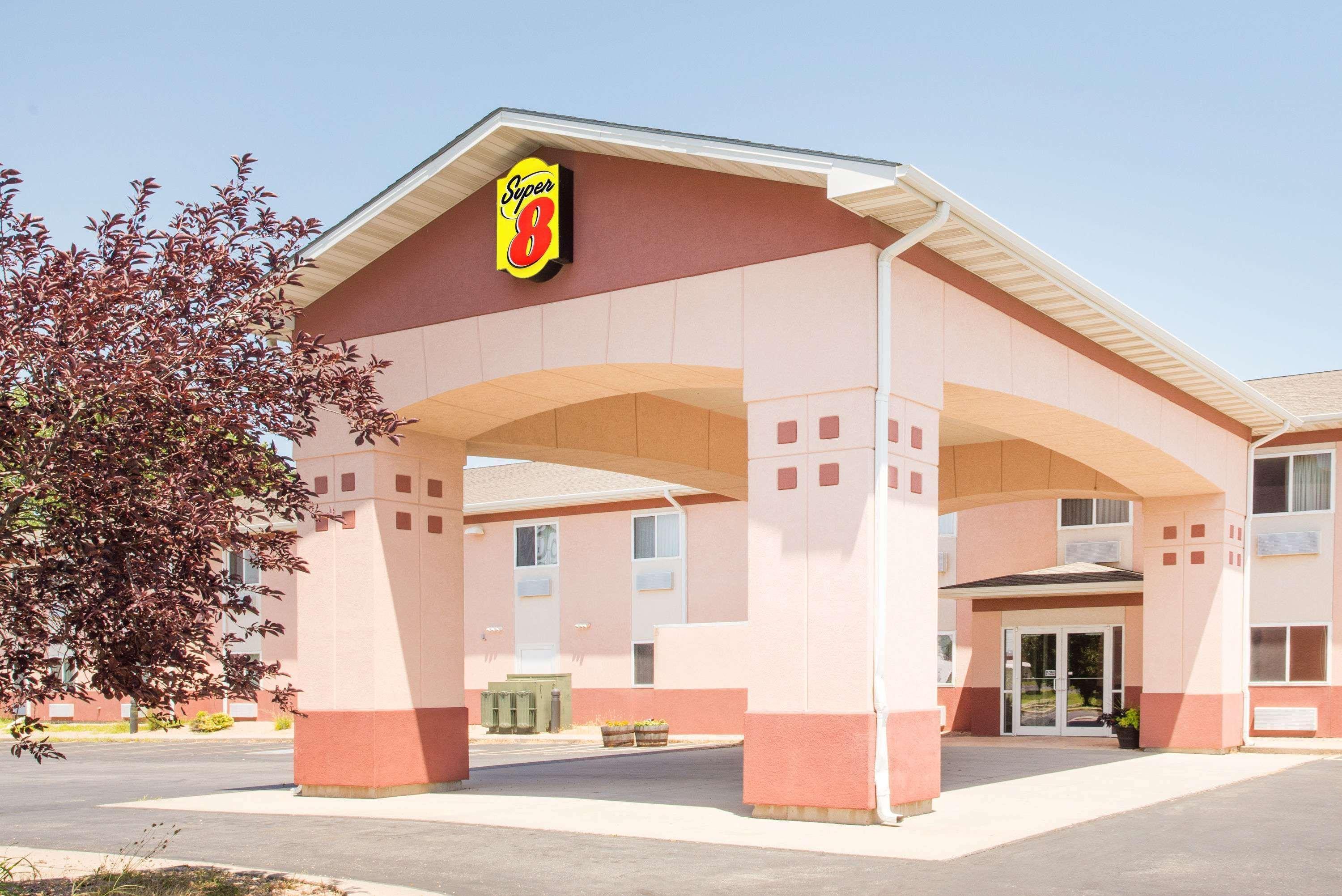 Super 8 By Wyndham Iola Ks Hotel Exterior photo