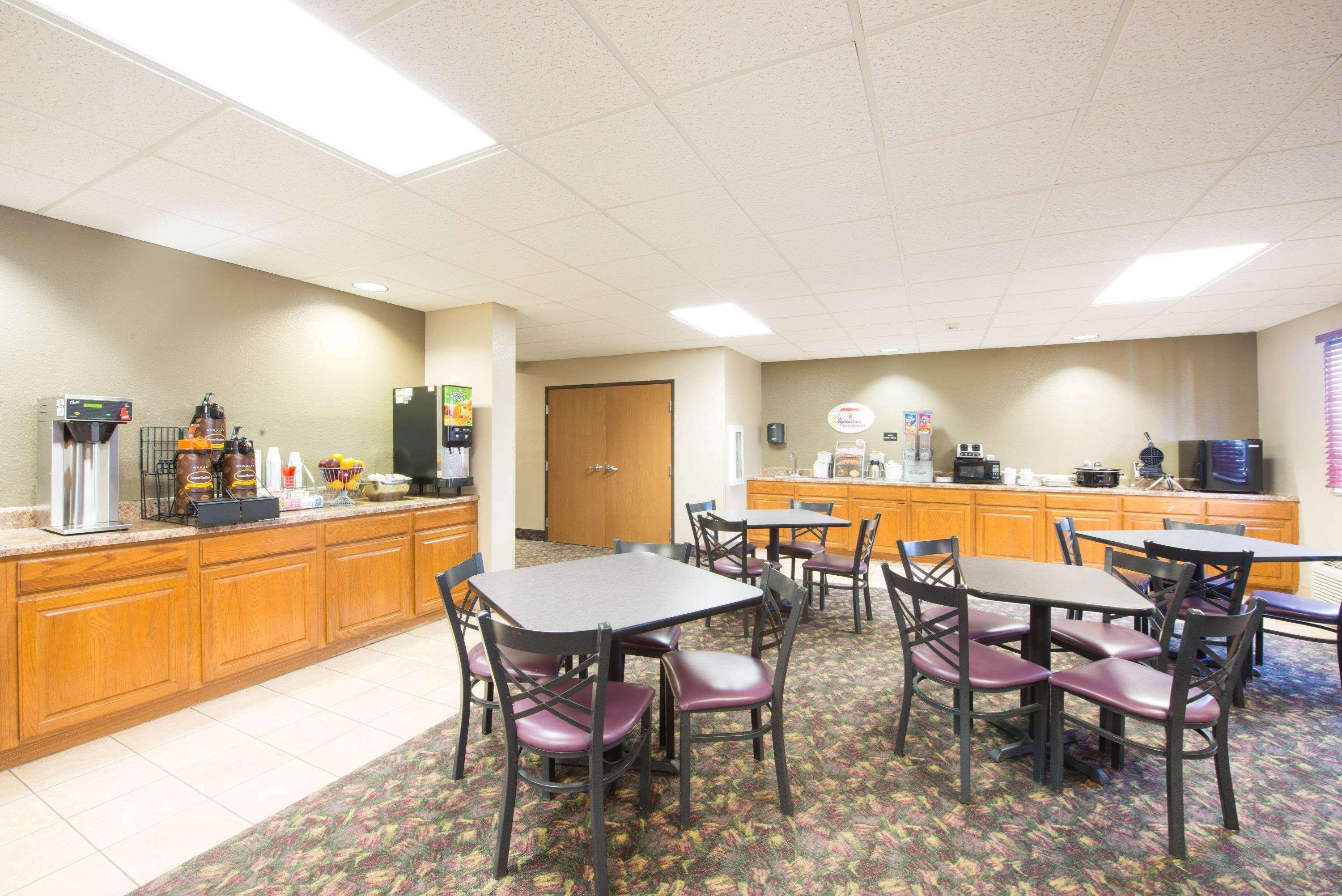 Super 8 By Wyndham Iola Ks Hotel Exterior photo