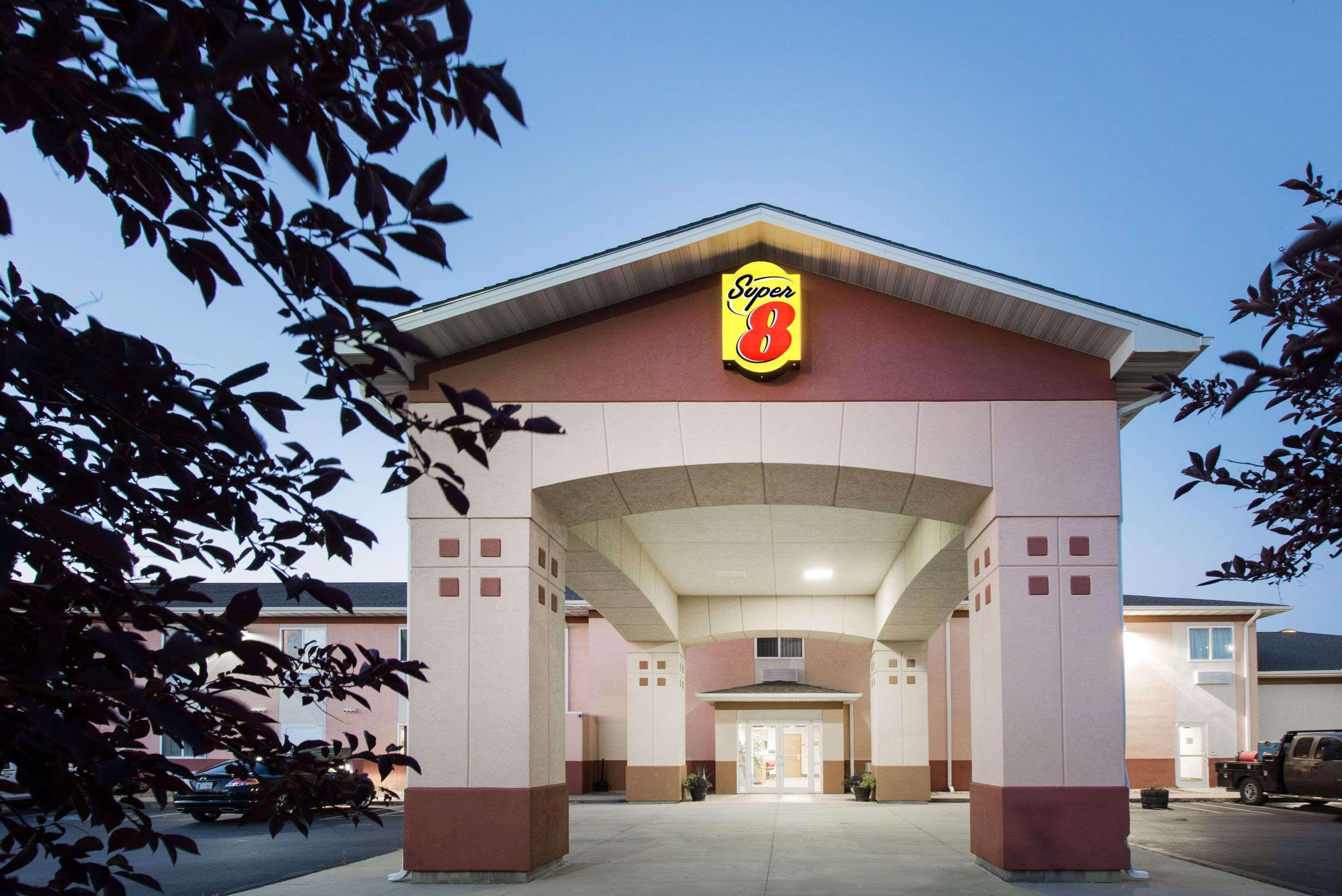 Super 8 By Wyndham Iola Ks Hotel Exterior photo