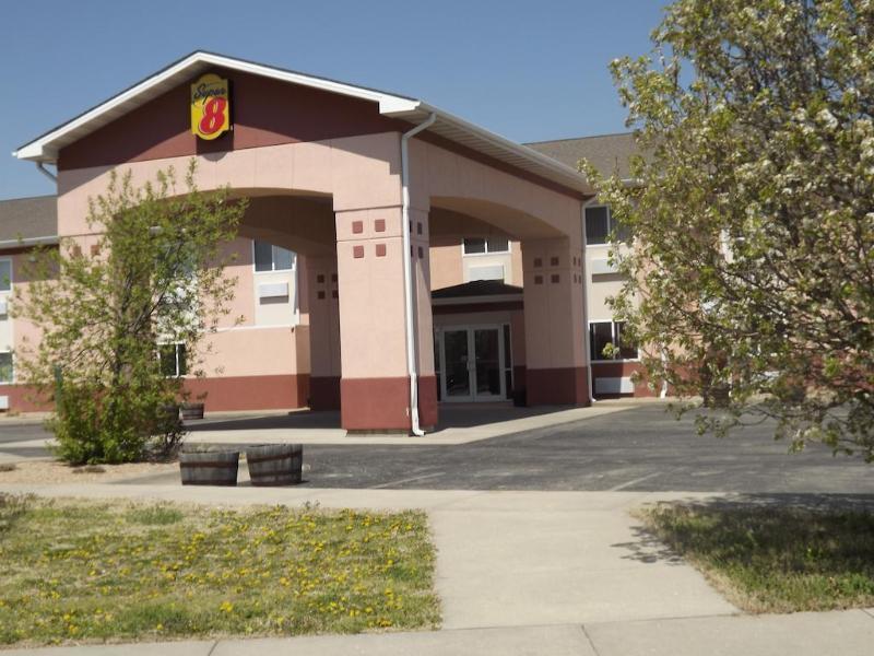 Super 8 By Wyndham Iola Ks Hotel Exterior photo