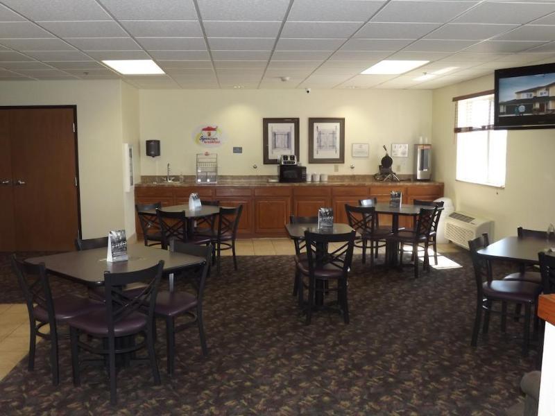 Super 8 By Wyndham Iola Ks Hotel Exterior photo