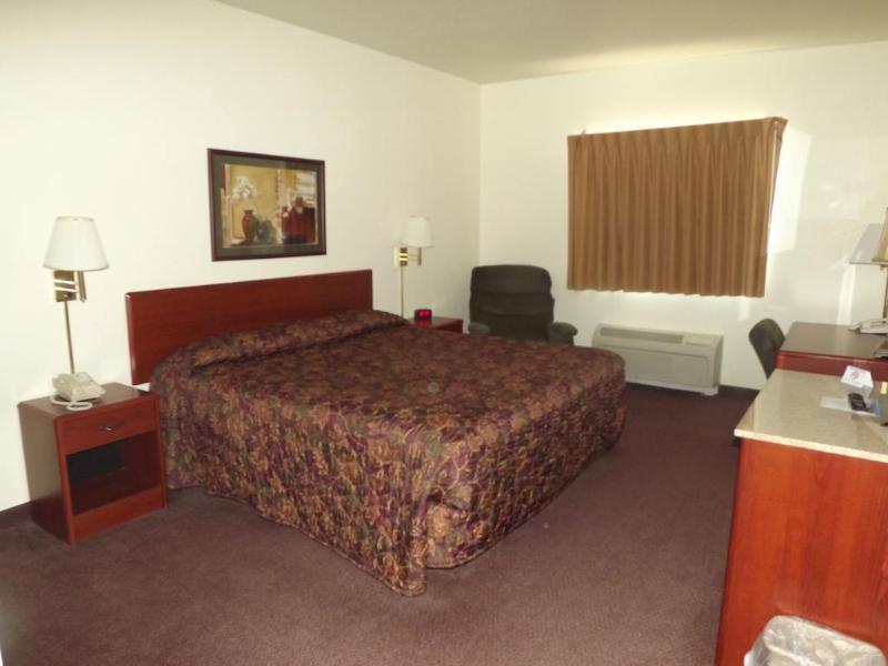 Super 8 By Wyndham Iola Ks Hotel Exterior photo