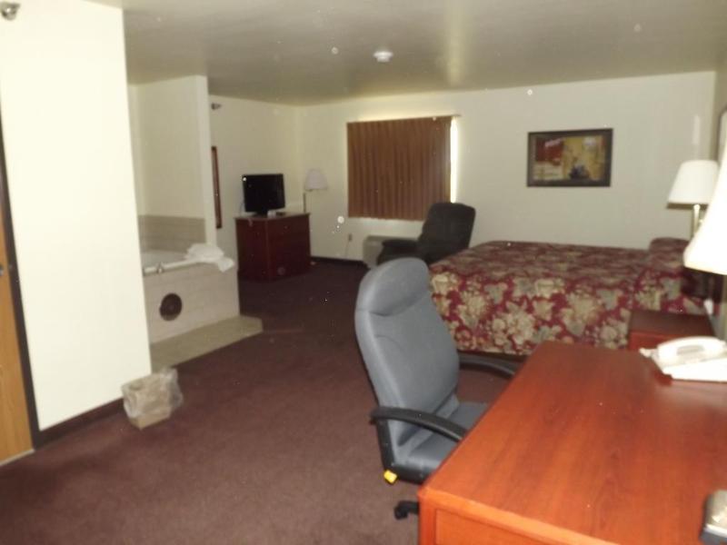 Super 8 By Wyndham Iola Ks Hotel Exterior photo