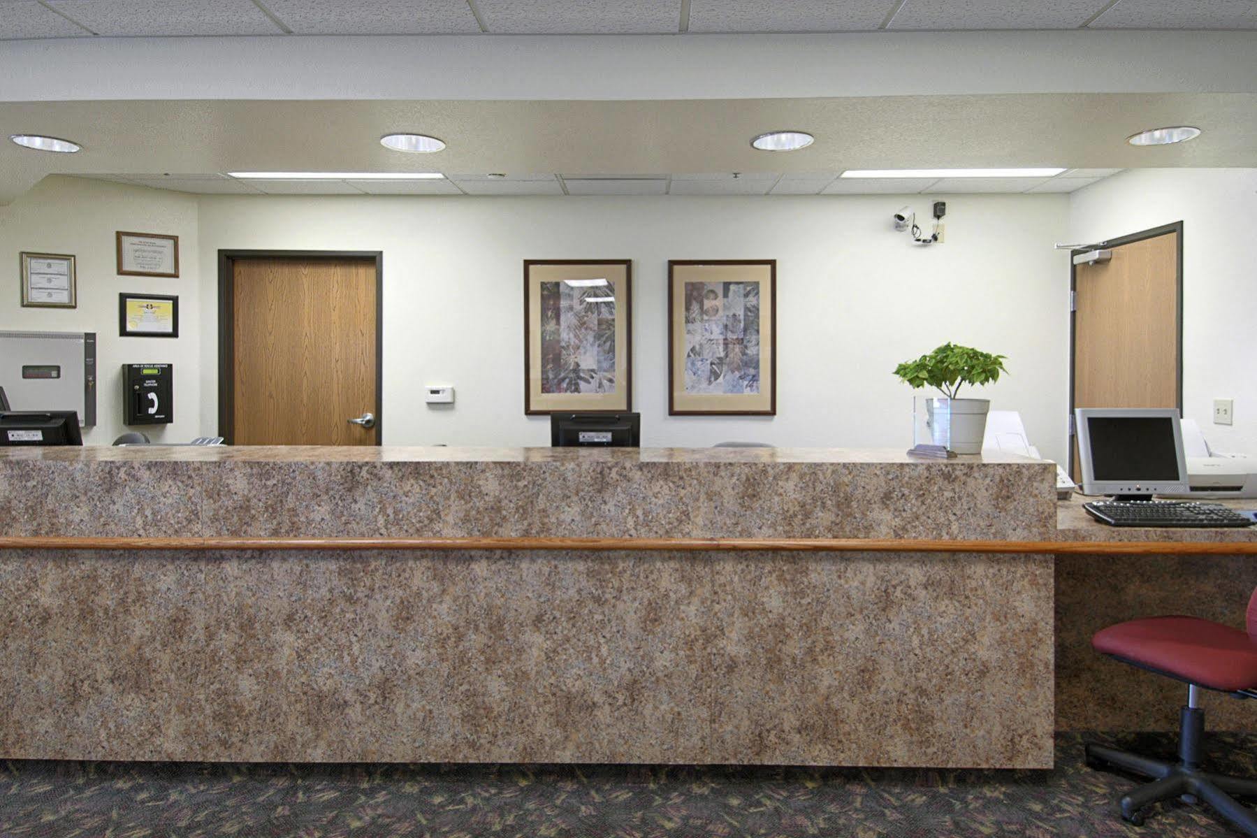 Super 8 By Wyndham Iola Ks Hotel Exterior photo