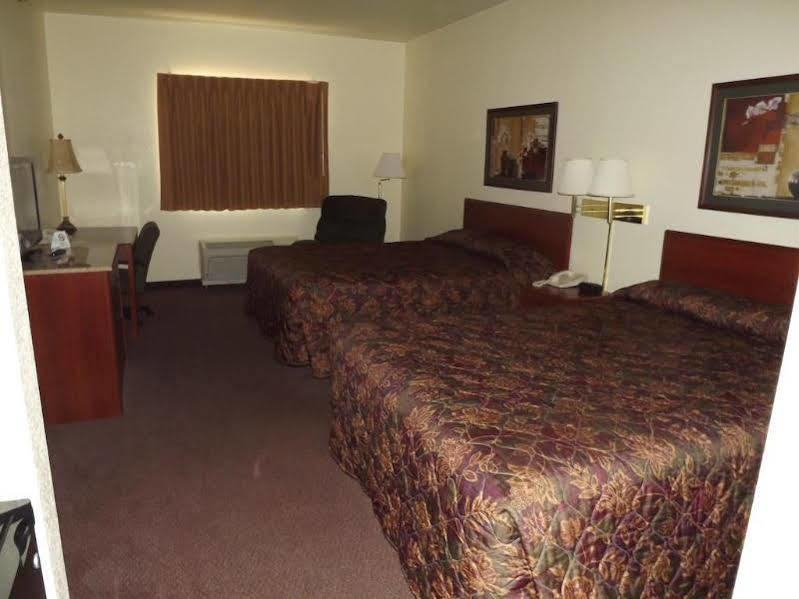Super 8 By Wyndham Iola Ks Hotel Exterior photo