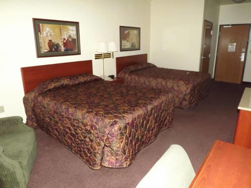 Super 8 By Wyndham Iola Ks Hotel Exterior photo