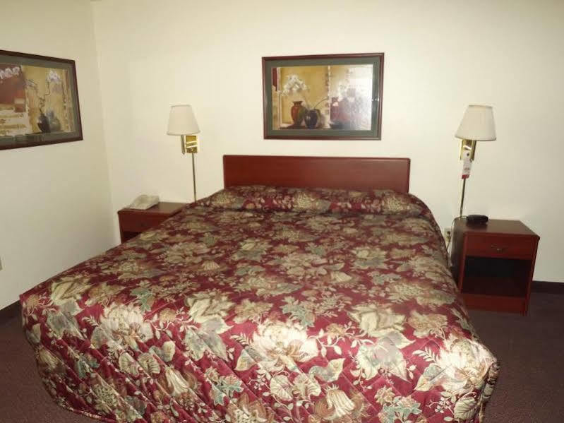Super 8 By Wyndham Iola Ks Hotel Exterior photo