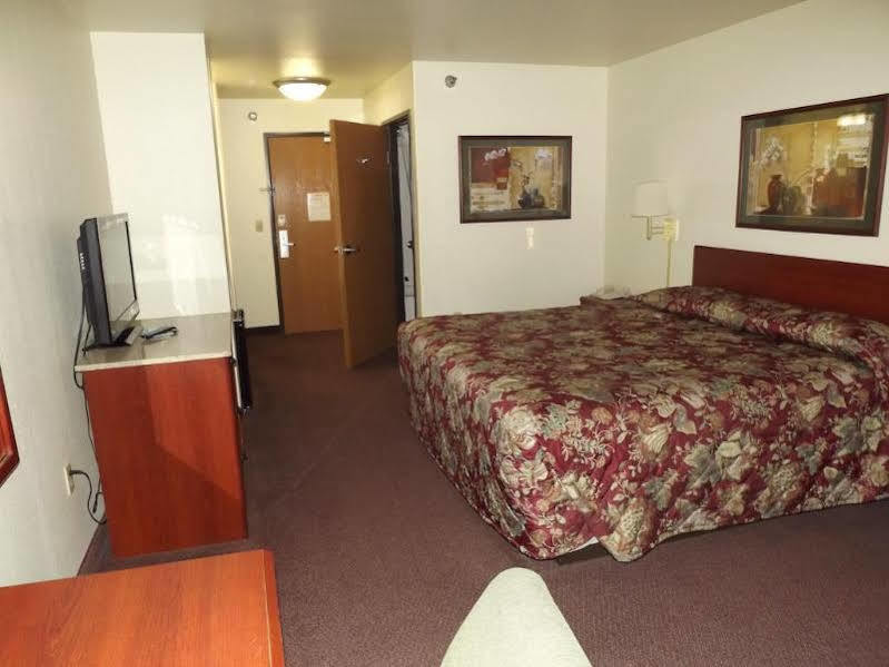 Super 8 By Wyndham Iola Ks Hotel Exterior photo