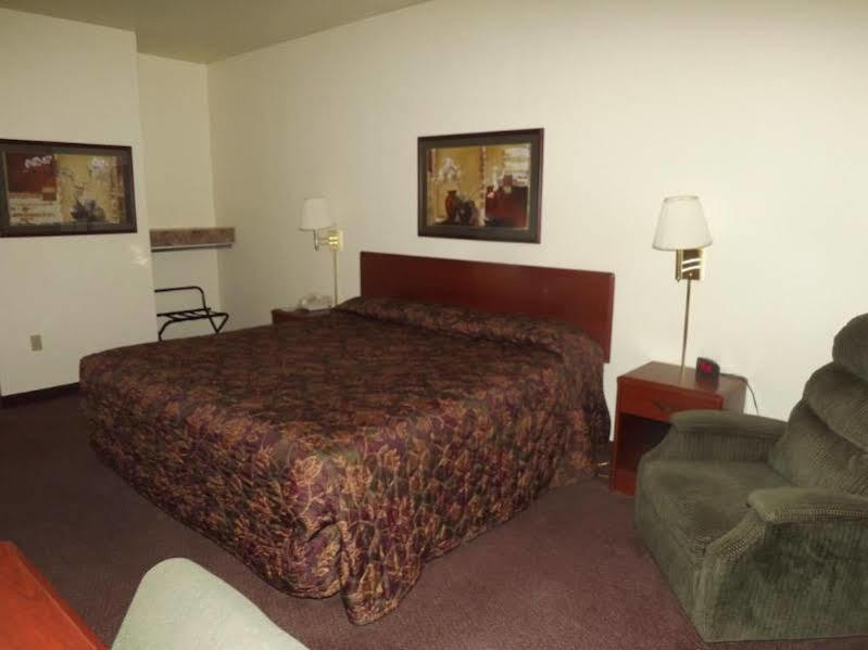 Super 8 By Wyndham Iola Ks Hotel Exterior photo