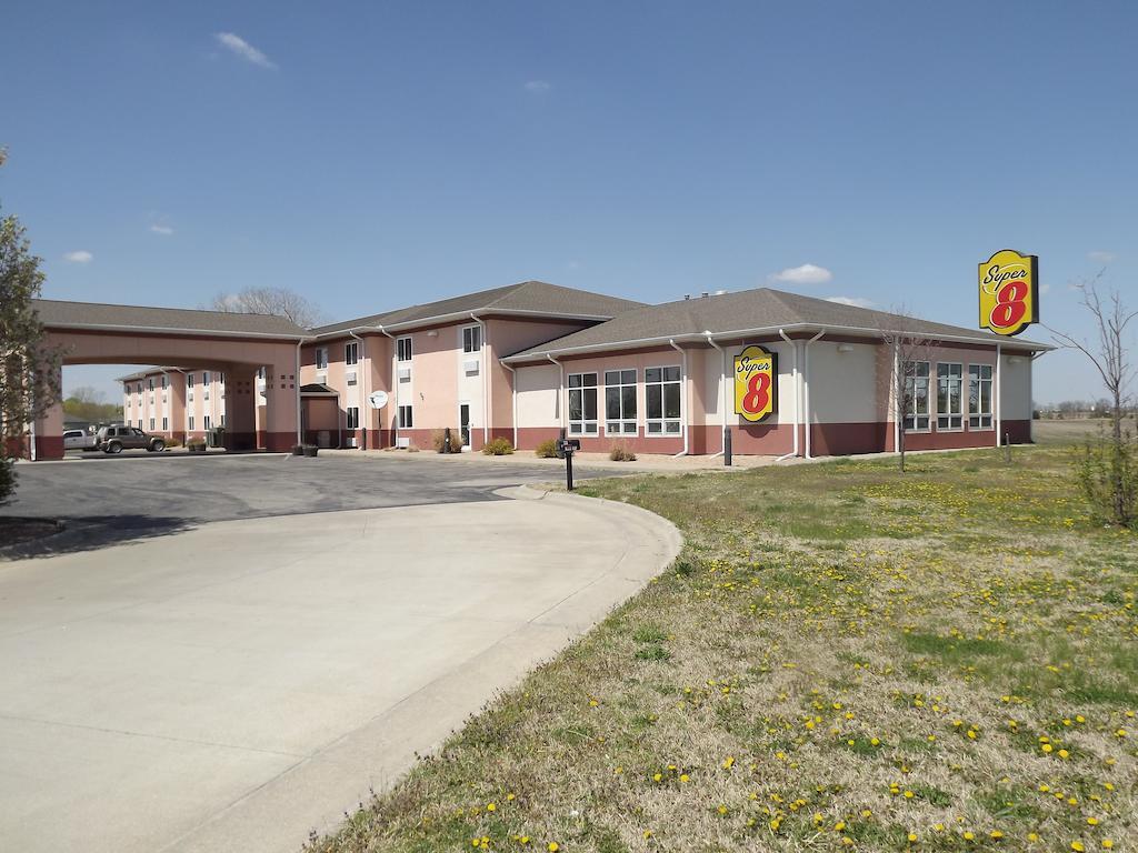 Super 8 By Wyndham Iola Ks Hotel Exterior photo